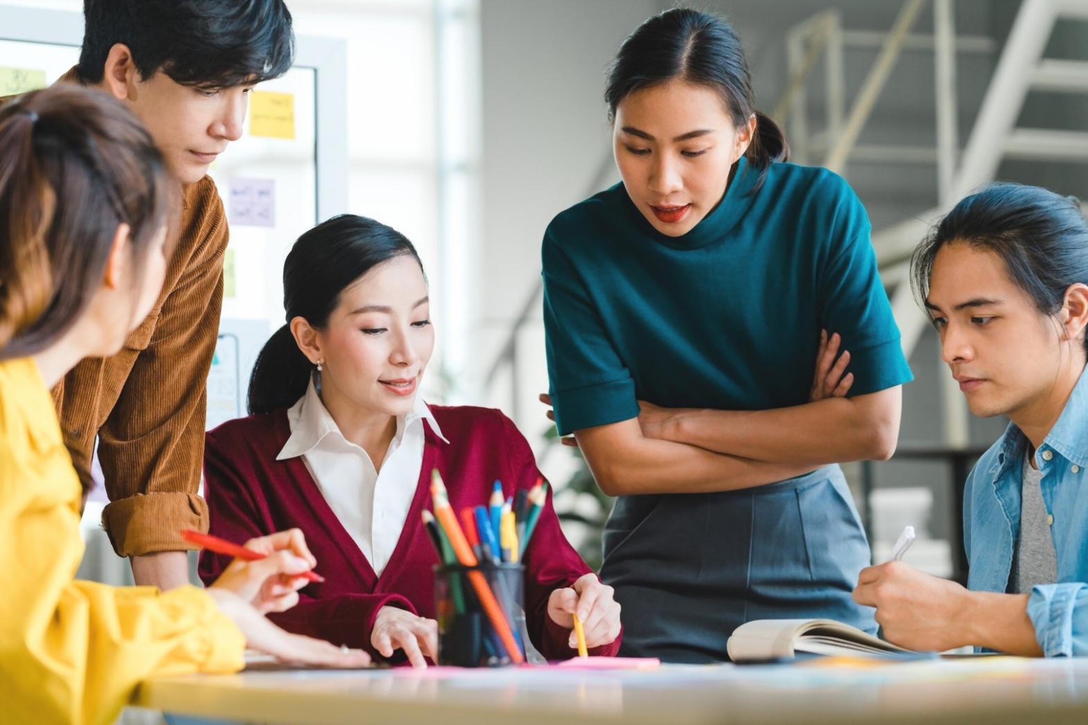 Advanced digital marketing strategy session with practical implementation focus